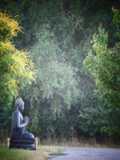 2m sitzender Buddha aus Lavaguss