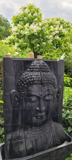 Buddha Reliefbrunnen auf der Terrasse