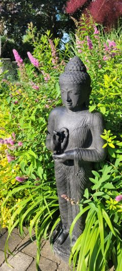 Stehender Buddha aus Lavaguss