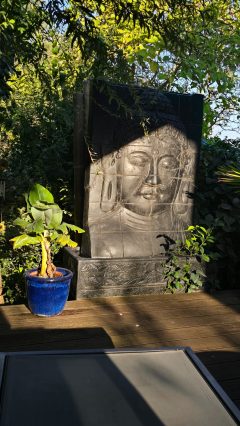 Buddha Reliefbrunnen auf der Terrasse
