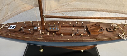 Modellsegelboot von oben