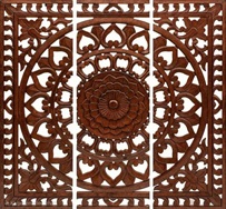 Rötliches Relief aus 3 Teilen