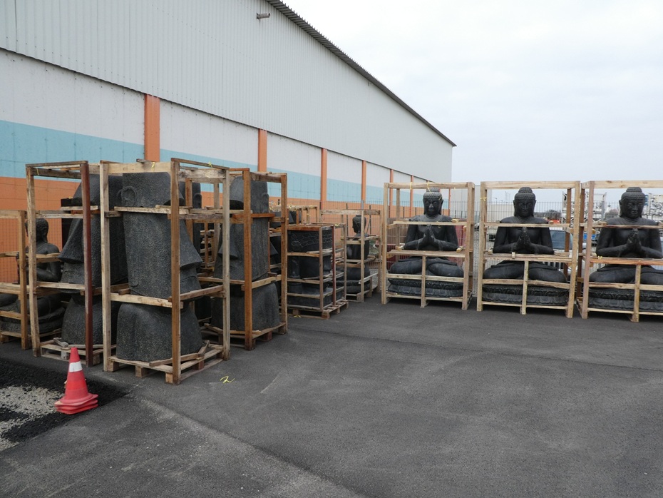 Unser Lager voll mit Steinbuddhas